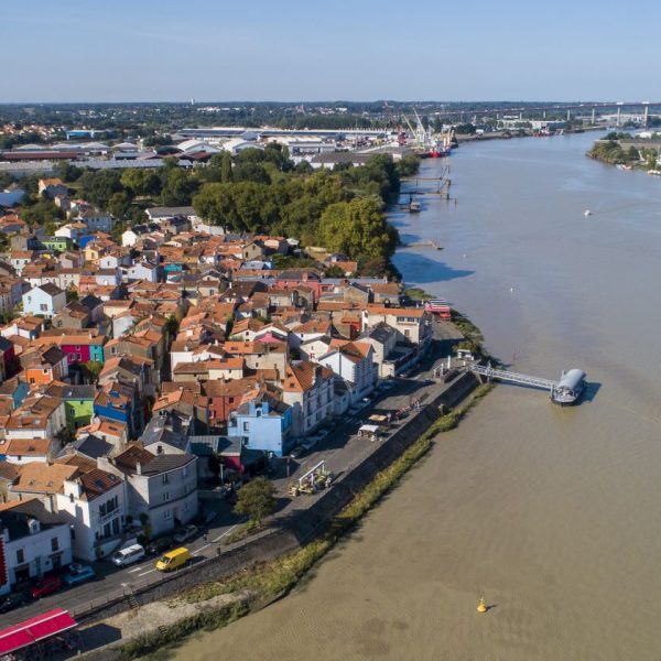 photo aerienne drone de la ville de Rezé. photo du village de Trentemoult sur les bords de Loire. Navibus .