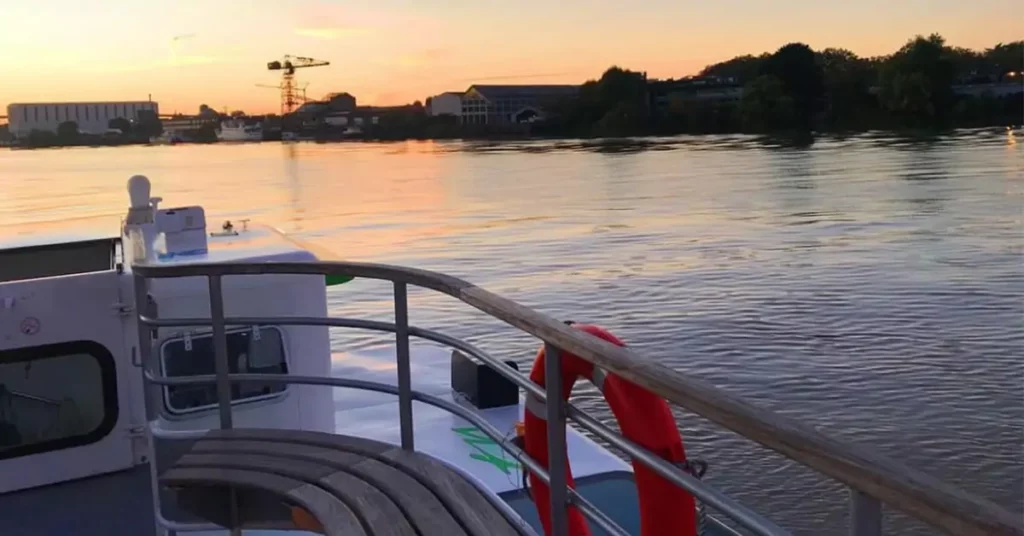 Et si vous veniez manger à la Civelle en prenant le bateau depuis Nantes ? Le Navibus de Trentemoult au coucher du soleil
